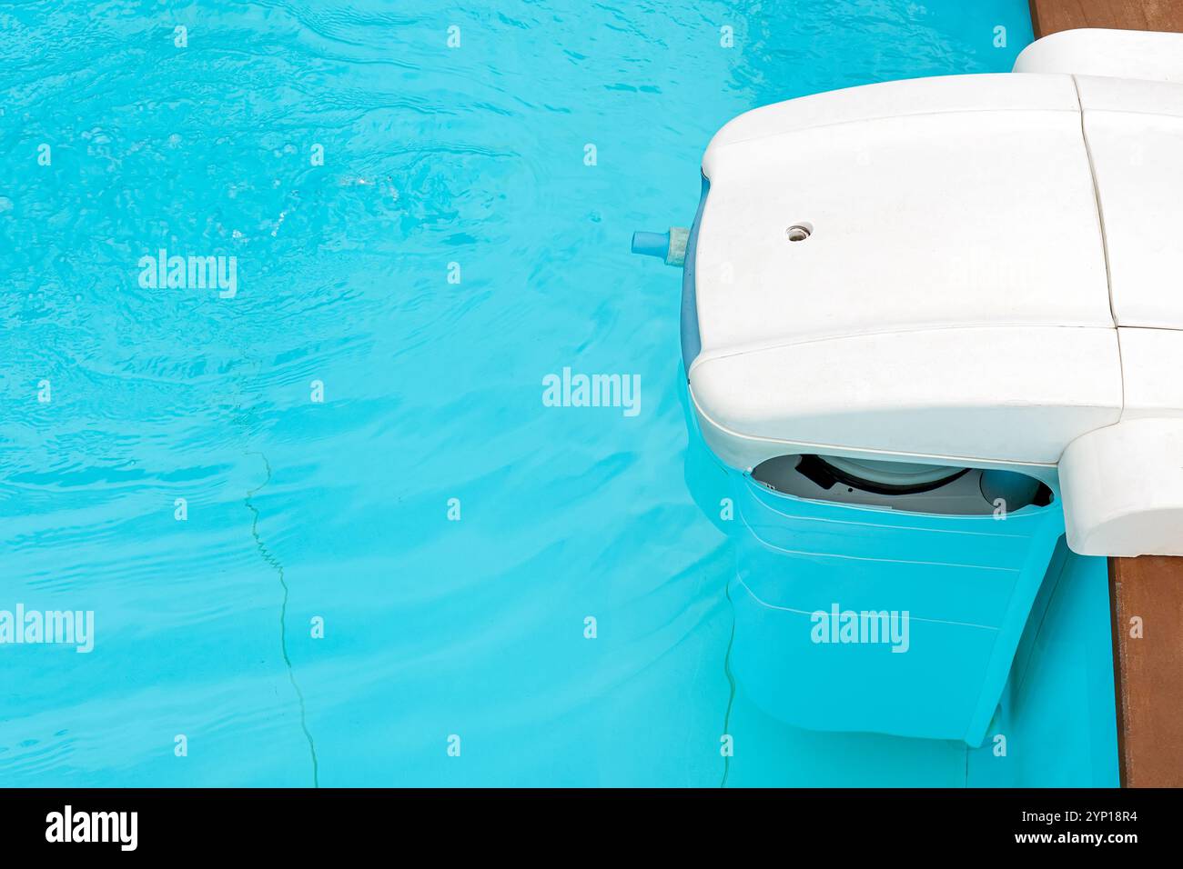 una piscina filtra il lavoro sott'acqua. Un sistema di pulizia in acqua è necessario per preservare la salute delle persone. Foto Stock