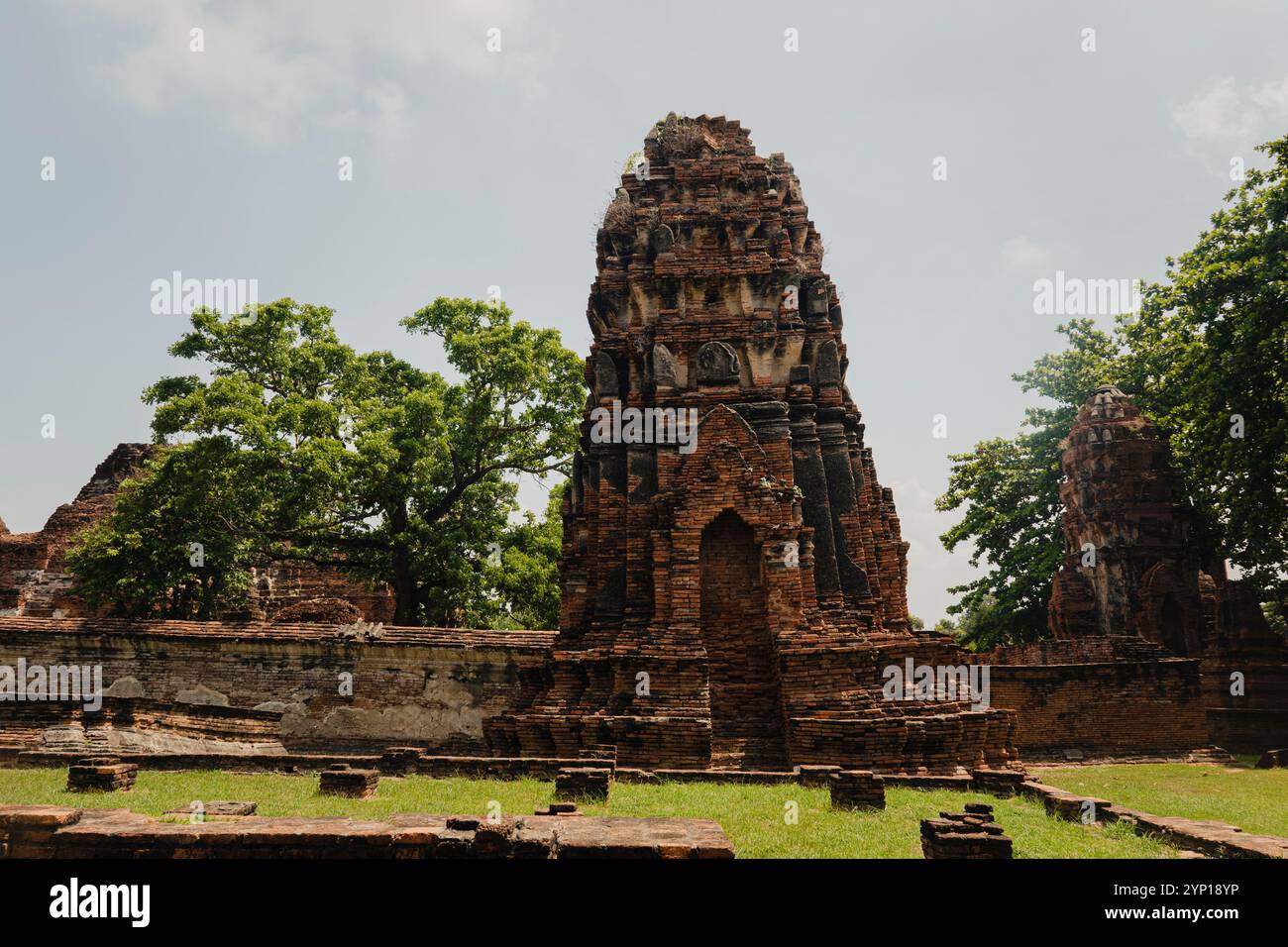 Rovine di Stupa del Parco storico di Ayutthaya, antico e bellissimo tempio nel periodo Ayutthaya, Wat Chaiwatthanaram, Thailandia Foto Stock