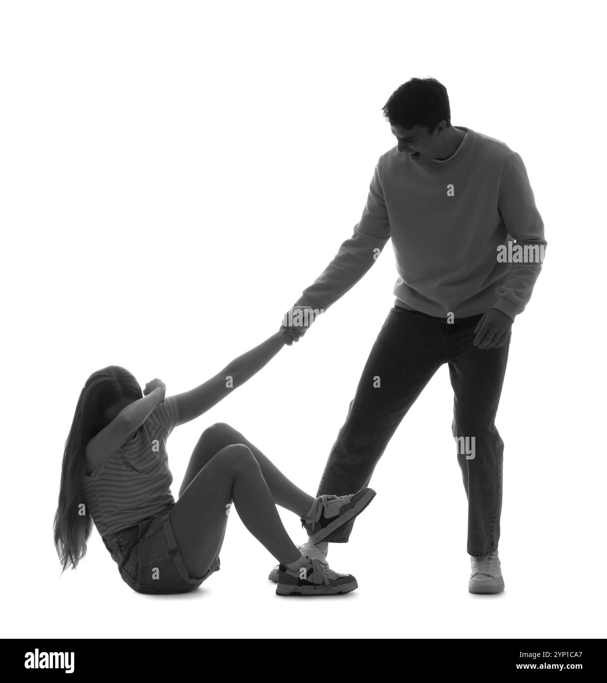 Silhouette di uomo che danneggia la moglie su sfondo bianco. Concetto di violenza domestica Foto Stock