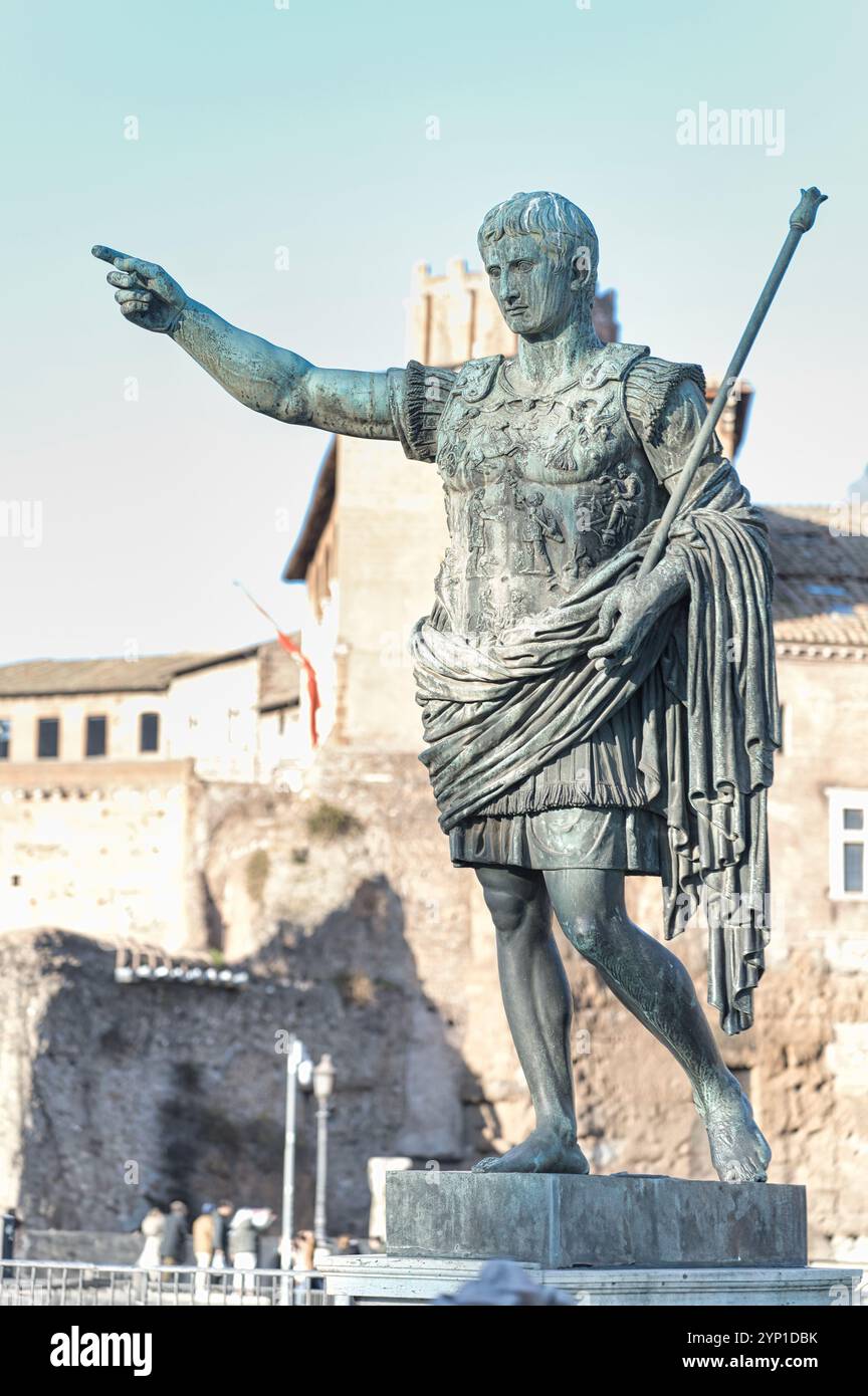 Statua dell'imperatore Ottaviano Augusto in via Roma fori Imperiali Foto Stock