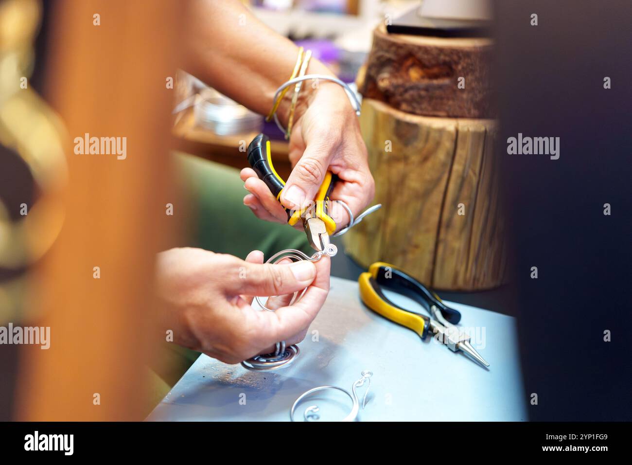 Primo piano delle mani di gioiellieri che realizzano un gioiello unico Foto Stock