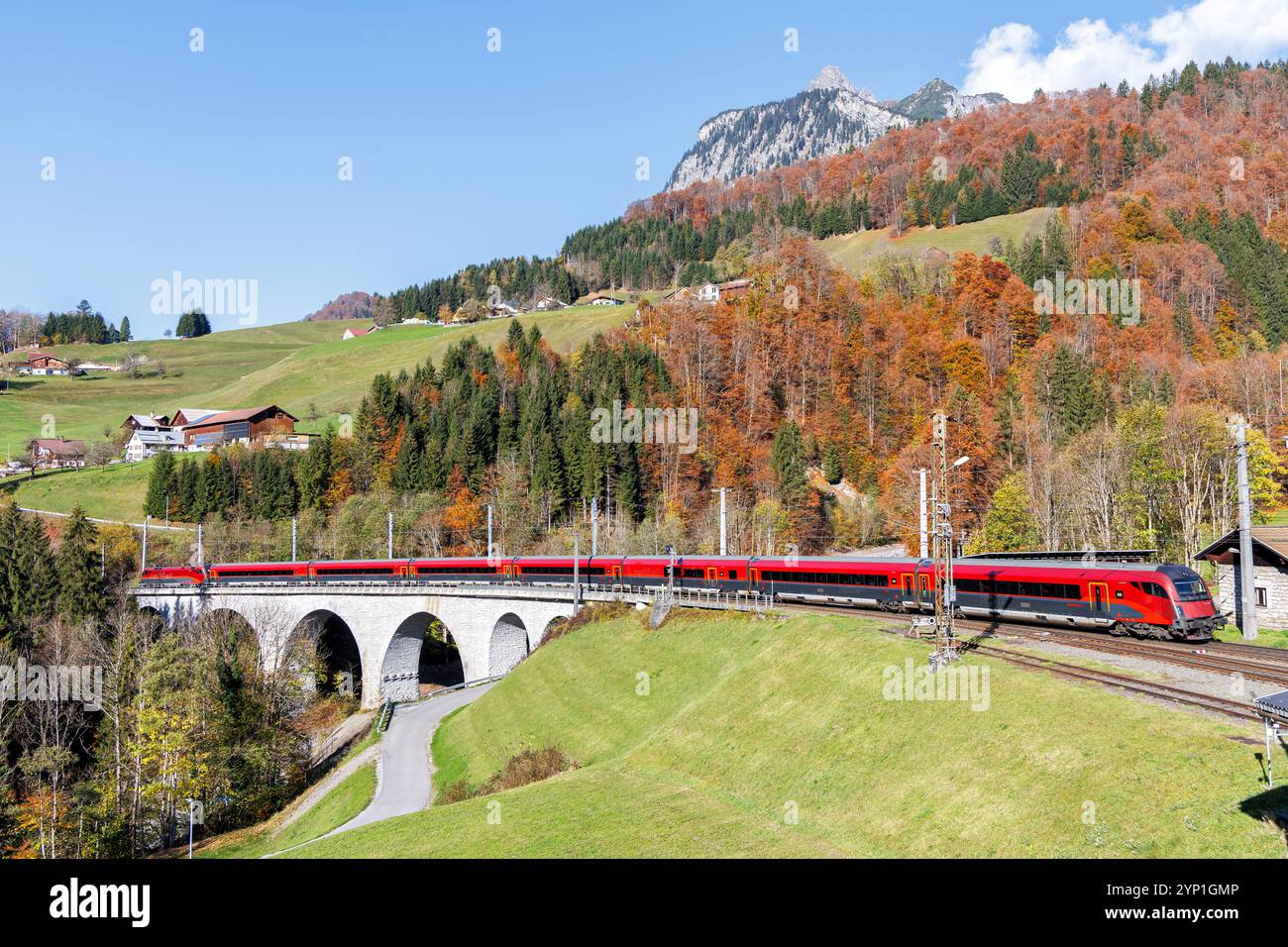 Dalaas, Austria - 30 ottobre 2024: Treno passeggeri Railjet delle Ferrovie federali austriache ÖBB sulla linea ferroviaria Arlberg in autunno nelle Alpi austriache in Foto Stock