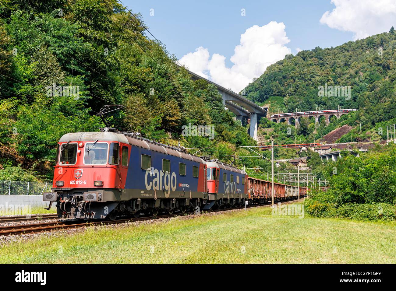 Giornico, Svizzera - 28 agosto 2024: Treno merci delle FFS Cargo sulla ferrovia del San Gottardo nelle Alpi svizzere a Giornico, Svizzera. Foto Stock