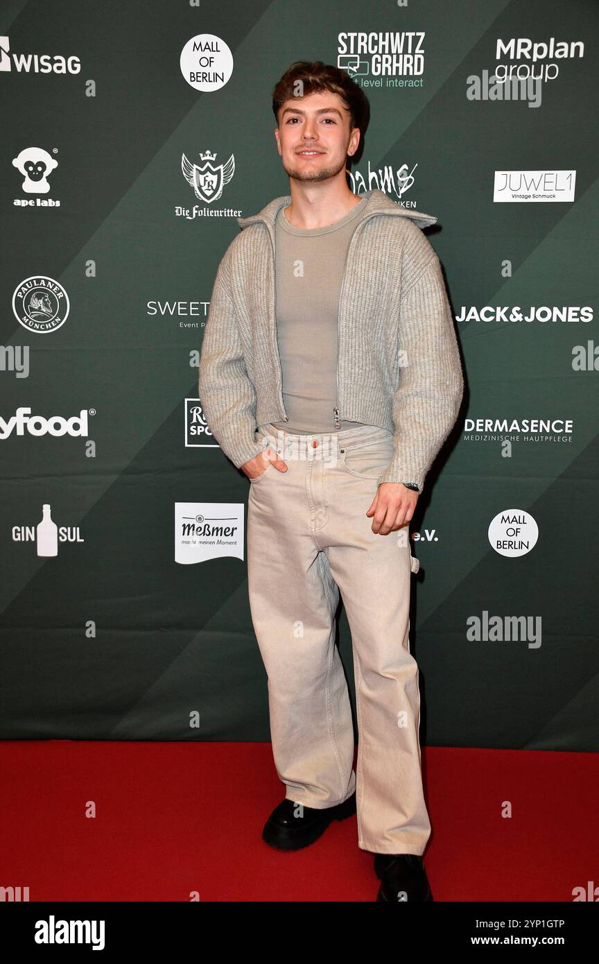 Johannes Aron Pinter bei der 4. Pacchetto Promi 2024 Aktion von Maximilian Seitz nel centro commerciale di Berlino. Berlino, 27.11.2024 *** Johannes Aron Pinter alla campagna 4 Charity Promi Pack 2024 di Maximilian Seitz nel centro commerciale di Berlino, 27 11 2024 foto:Xn.xKubelkax/xFuturexImagex promi_pack_4118 Foto Stock