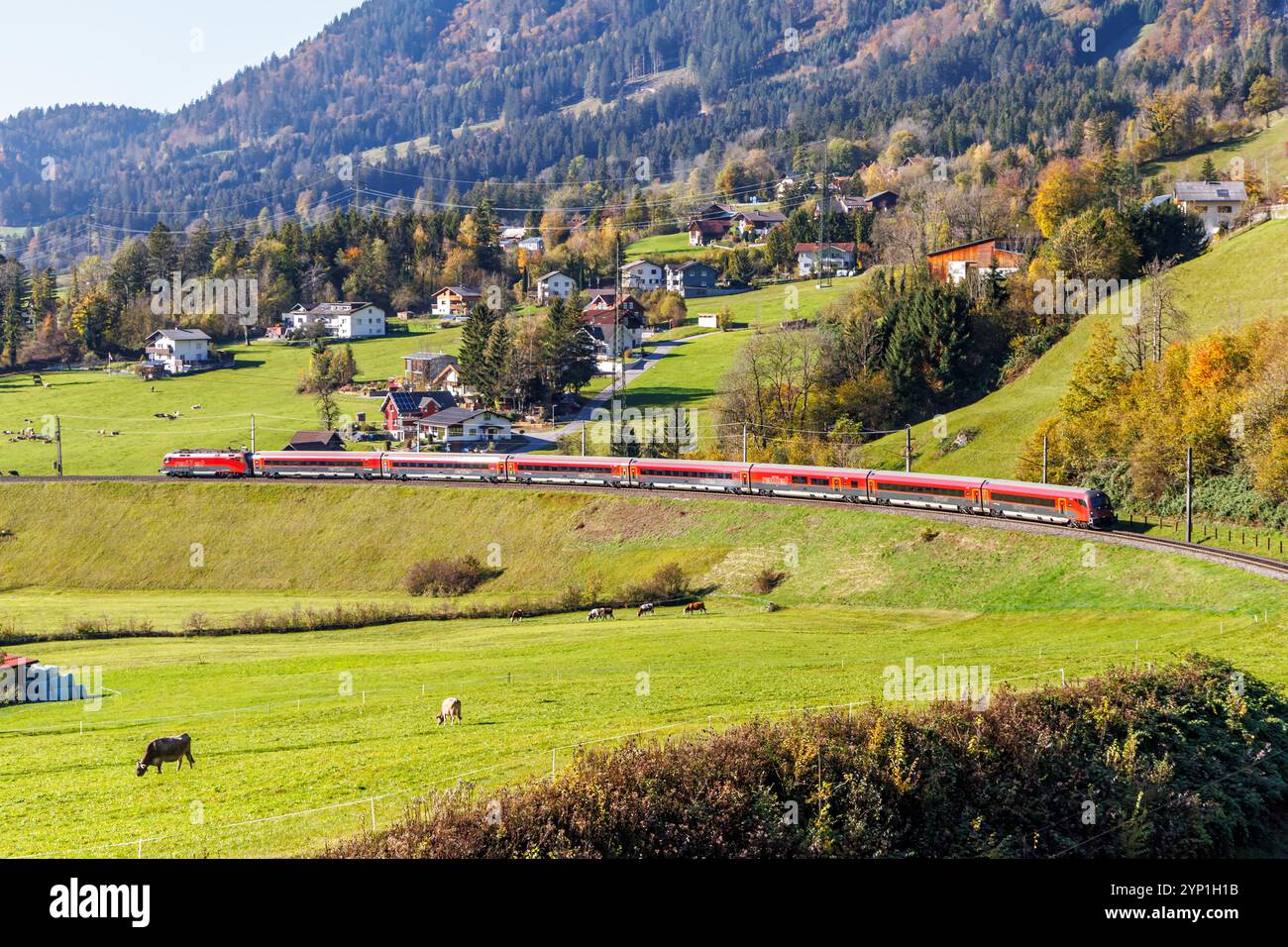 Braz, Austria - 30 ottobre 2024: Treno passeggeri Railjet delle Ferrovie federali austriache ÖBB sulla linea ferroviaria Arlberg in autunno nelle Alpi austriache in B Foto Stock
