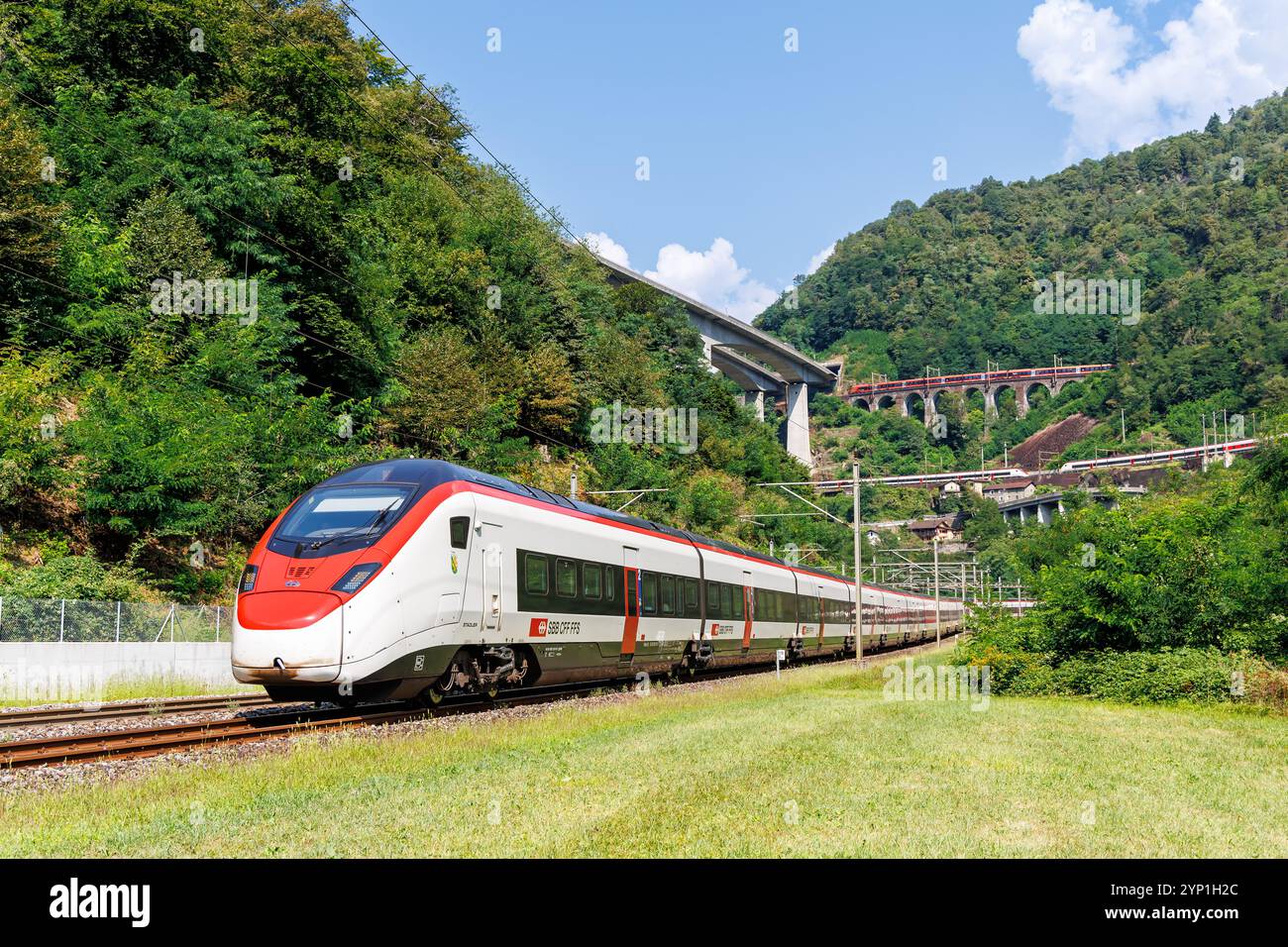 Giornico, Svizzera - 28 agosto 2024: Treno passeggeri tipo Stadler Giruno della Schweizerische Bundesbahnen FFS sulla ferrovia del Gottardo nelle Alpi svizzere Foto Stock
