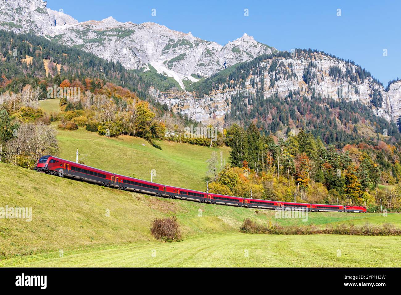 Braz, Austria - 30 ottobre 2024: Treno passeggeri Railjet delle Ferrovie federali austriache ÖBB sulla linea ferroviaria Arlberg in autunno nelle Alpi austriache in B Foto Stock