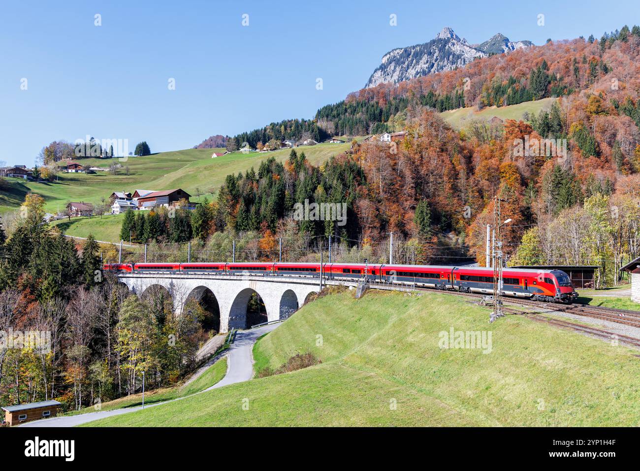 Dalaas, Austria - 30 ottobre 2024: Treno passeggeri Railjet delle Ferrovie federali austriache ÖBB sulla linea ferroviaria Arlberg in autunno nelle Alpi austriache in Foto Stock