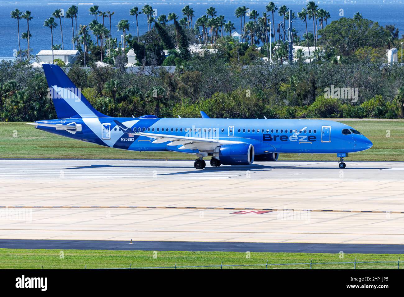 Tampa, Stati Uniti - 17 ottobre 2024: Aeroplano Breeze Airways Airbus A220-300 presso l'aeroporto di Tampa negli Stati Uniti. Foto Stock
