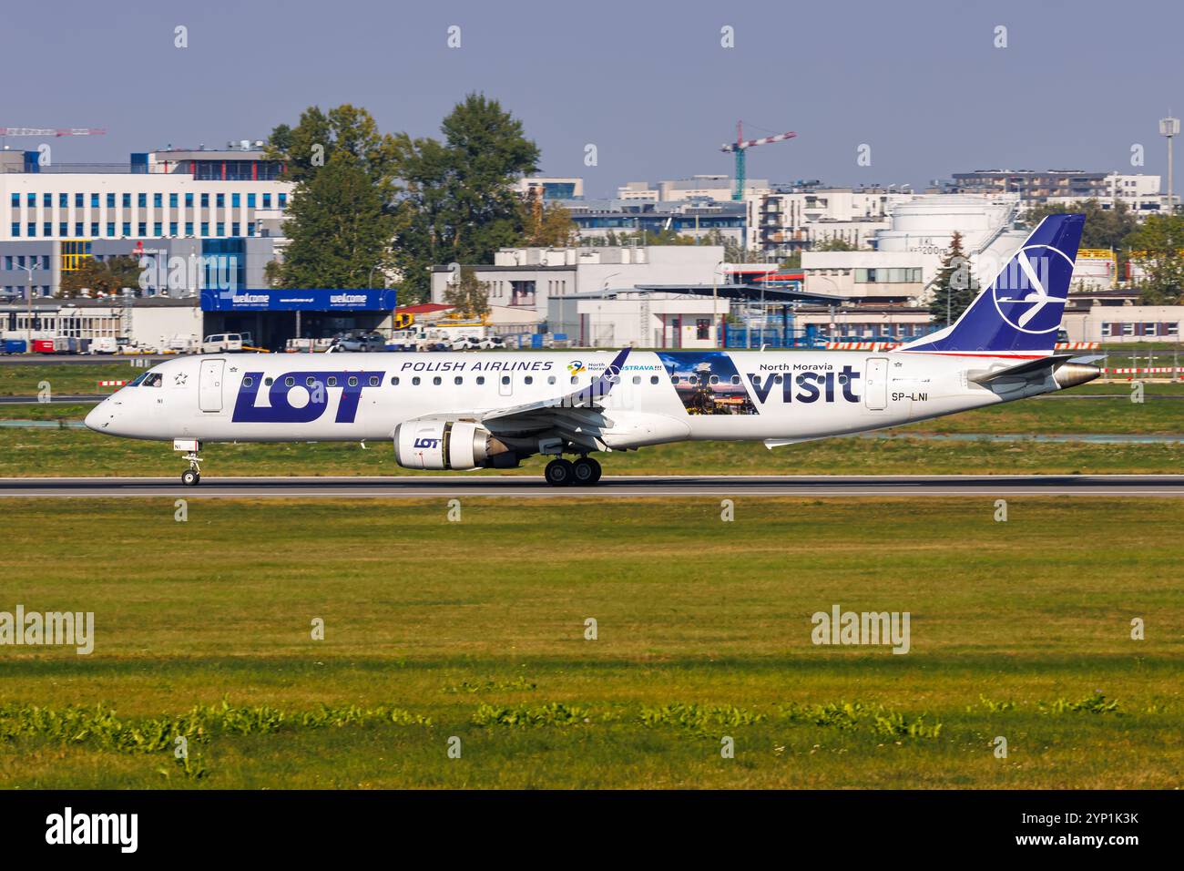 Varsavia, Polonia - 20 settembre 2024: Aereo LOT Polish Airlines Embraer 195 con livrea speciale Visit Moravia settentrionale presso l'aeroporto di Varsavia in Polonia. Foto Stock