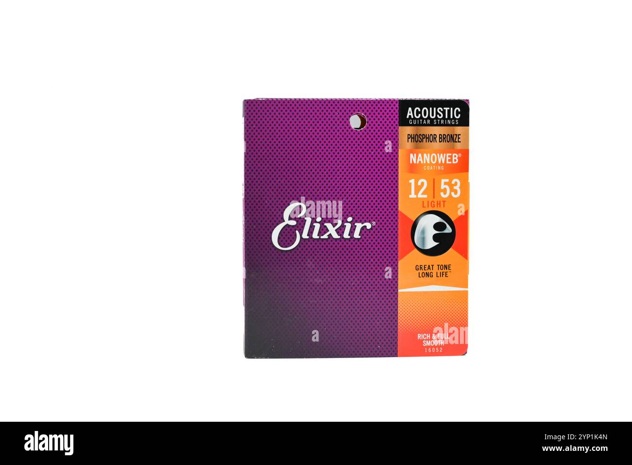 Lublino, Polonia 11 novembre 2024 un pacchetto di chitarra acustica in bronzo fosforoso nanoweb leggero corde Elixir con rivestimento antiruggine - isolata sul retro bianco Foto Stock