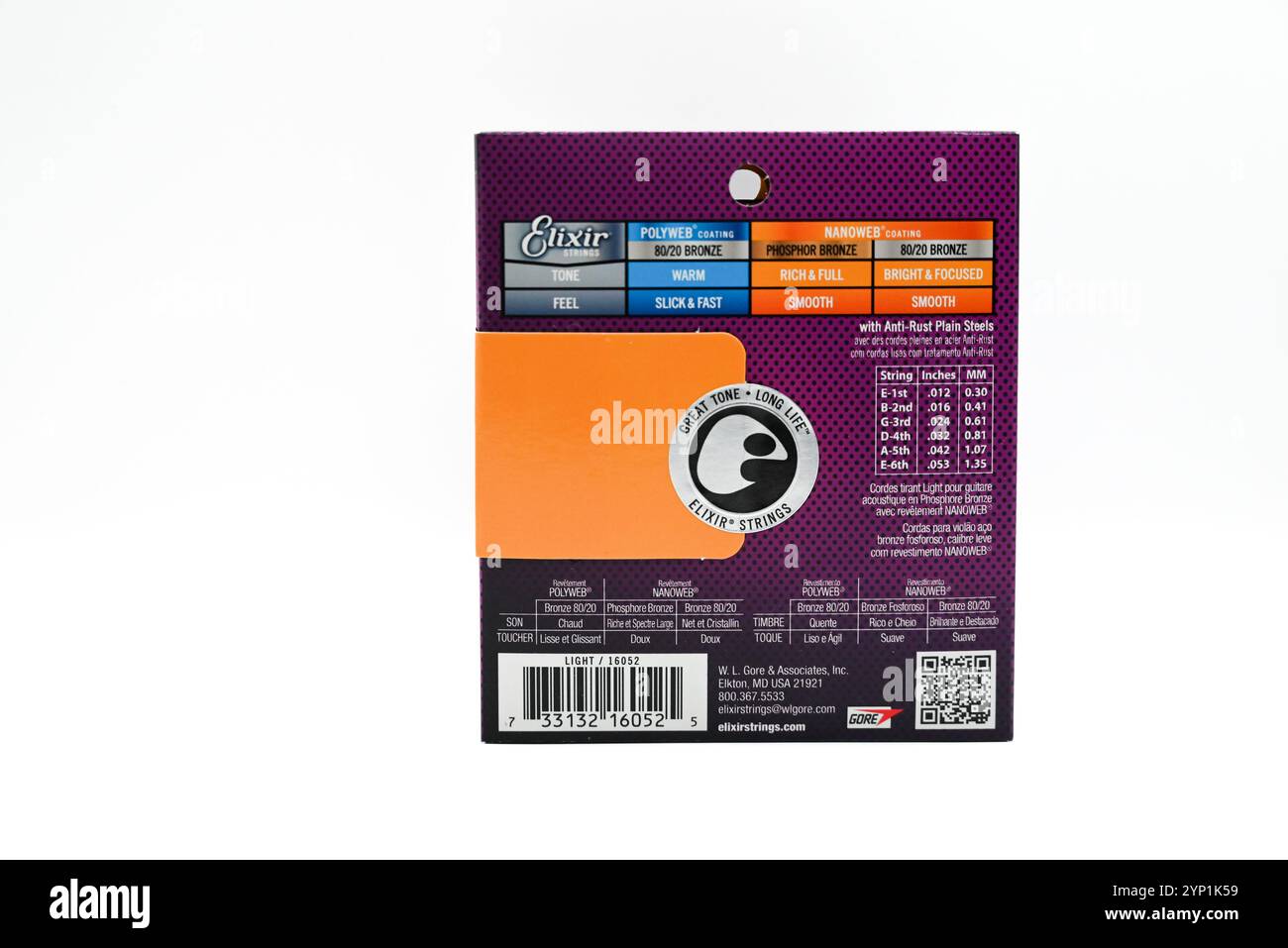 Lublino, Polonia 11 novembre 2024 un pacchetto di chitarra acustica in bronzo fosforoso nanoweb leggero corde Elixir con rivestimento antiruggine - isolata sul retro bianco Foto Stock