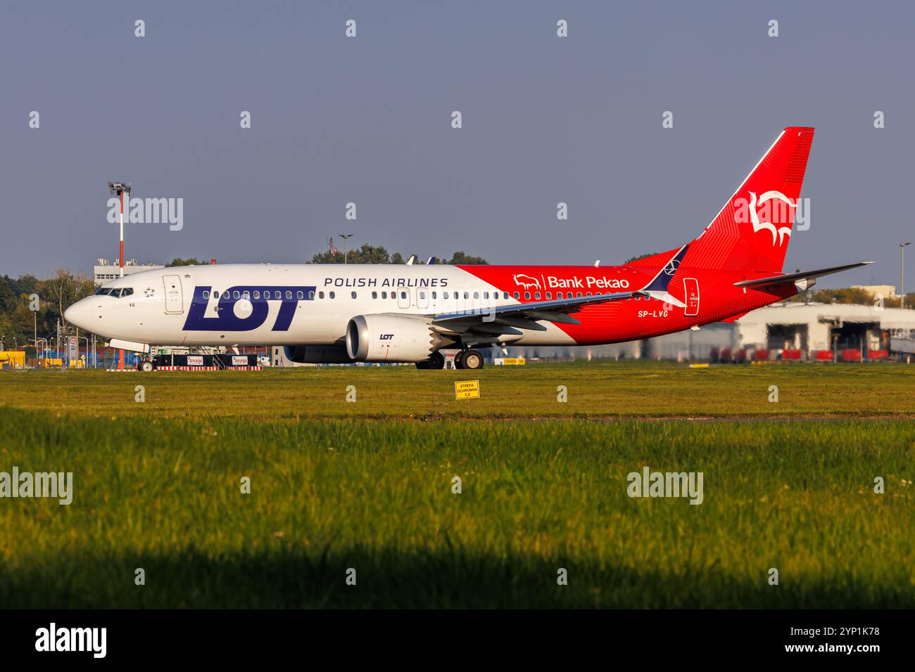 Varsavia, Polonia - 20 settembre 2024: Aereo LOT Polish Airlines Boeing 737-8 MAX con livrea speciale Bank Pekao all'aeroporto di Varsavia in Polonia. Foto Stock