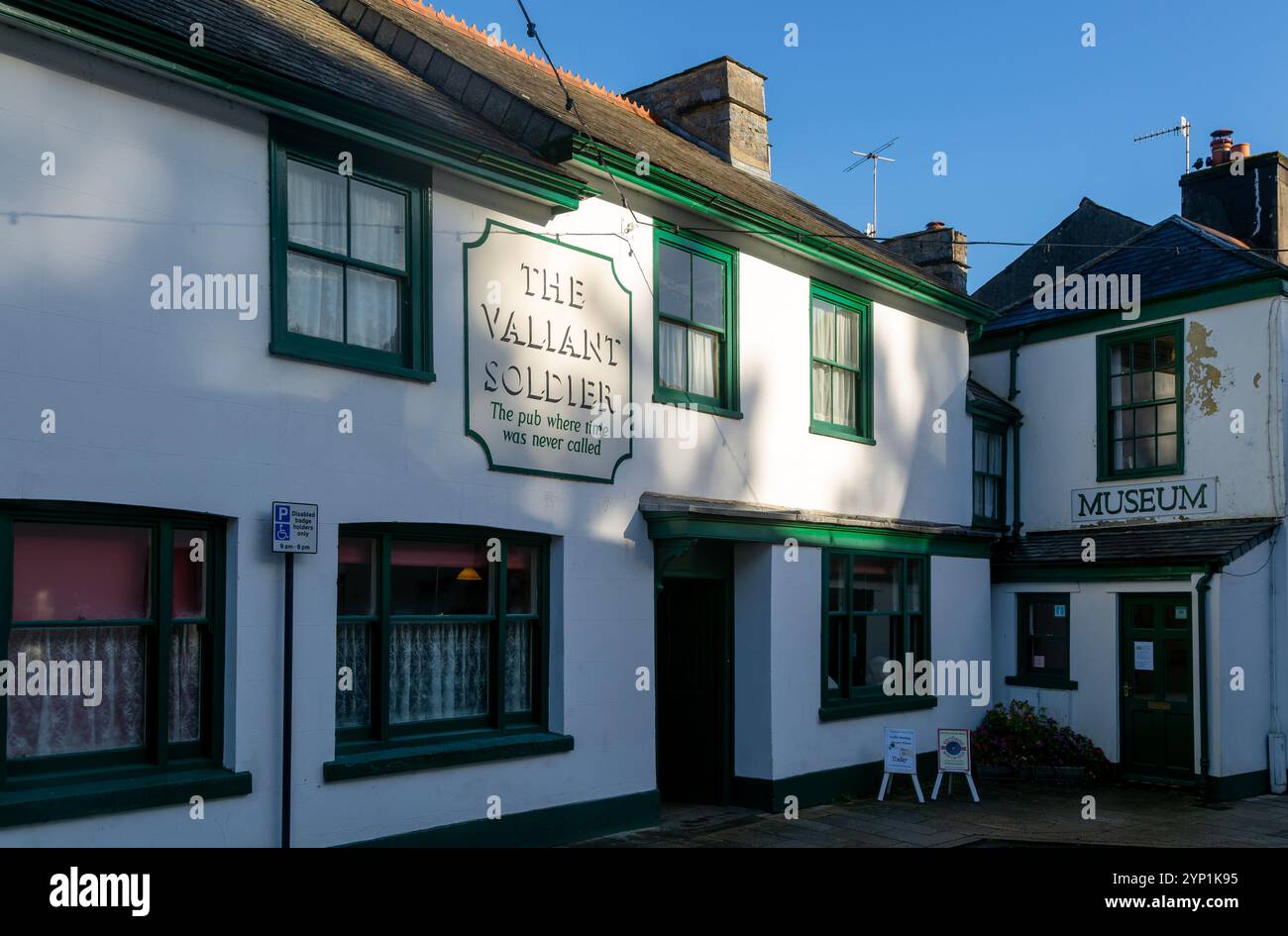 Lo storico pub e museo Valiant Soldier, Buckfastleigh, nel nord del Devon, Inghilterra, Regno Unito Foto Stock