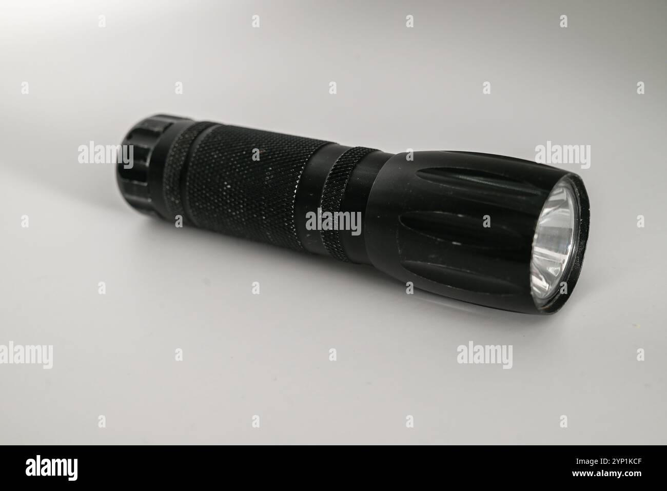 torcia elettrica o torcia elettrica piccola ma potente, ben utilizzata, isolata su sfondo bianco Foto Stock