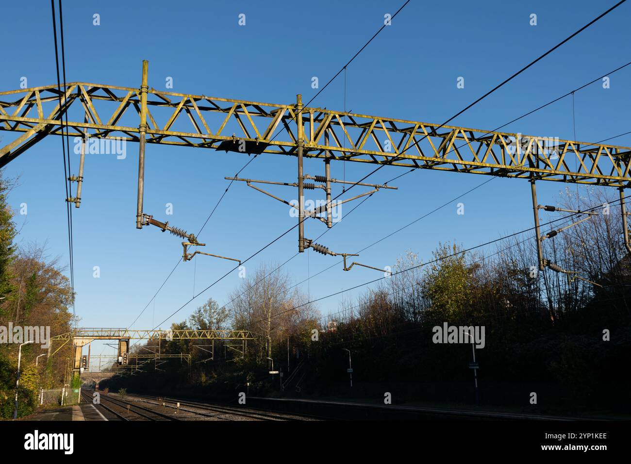 Elettrificazione delle ferrovie. Linee elettriche aeree sulla West Coast Main Line, Manchester, Regno Unito. Cielo blu sulla ferrovia. Foto Stock