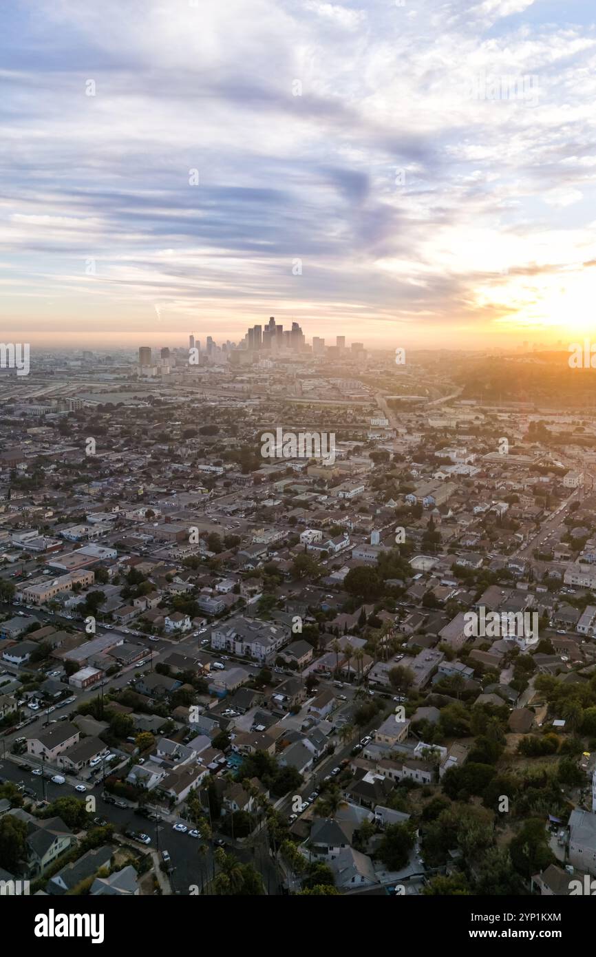 Vista aerea dello skyline di Los Angeles drone fotografico nel centro città con palme al tramonto in formato ritratto in California Stati Uniti Foto Stock