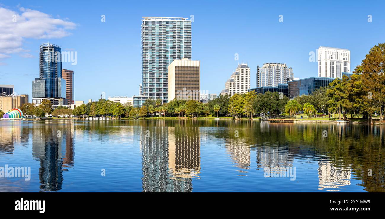 Skyline di Orlando al Lake Eola Park in centro nella stagione autunnale panorama della Florida negli Stati Uniti Foto Stock