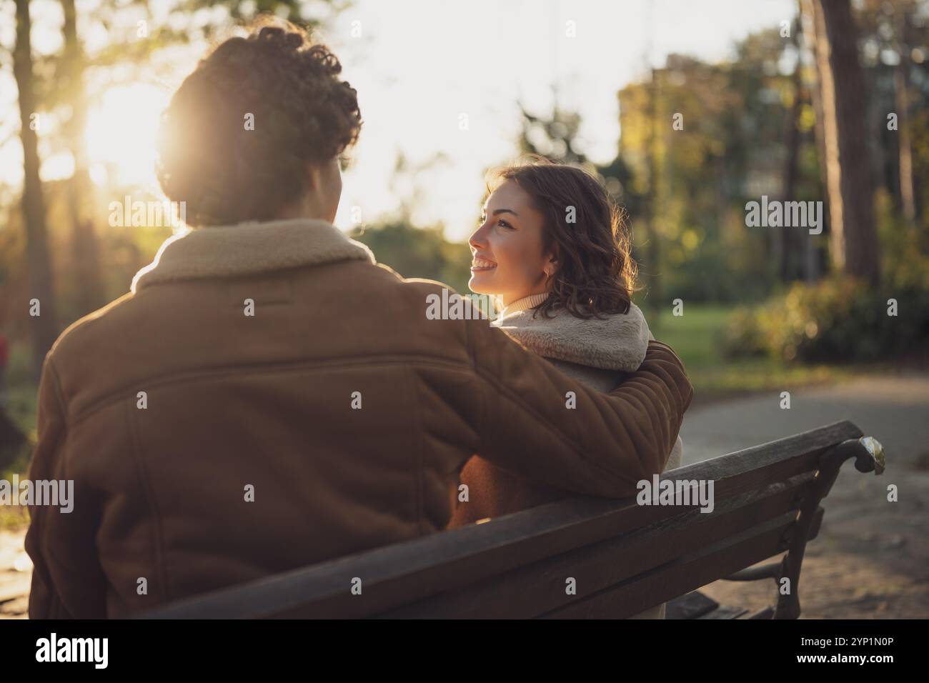 Coppia felice e amorevole che si diverte insieme nel parco. Uomo e donna che abbracciano. Foto Stock