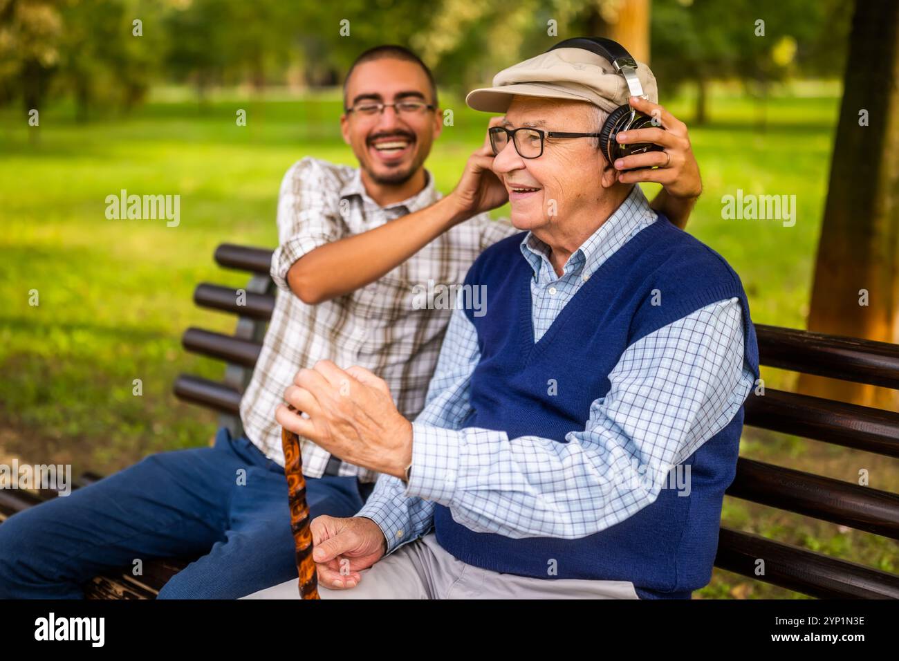 Ritratto di nonno felice e nipote nel parco. Stanno trascorrendo del tempo insieme e si divertono. Foto Stock