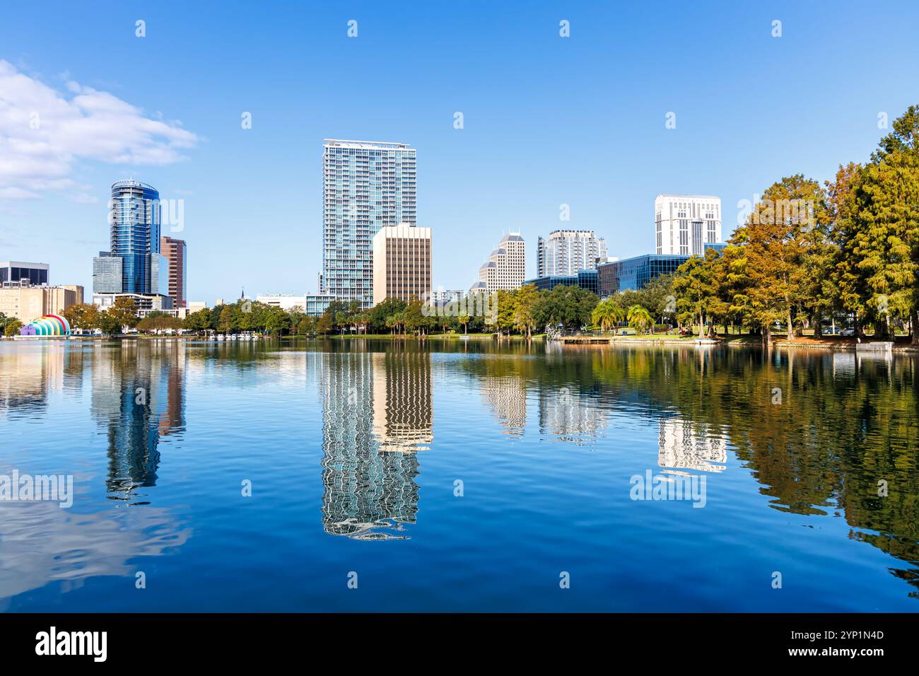 Skyline di Orlando al Lake Eola Park in centro nella stagione autunnale in Florida negli Stati Uniti Foto Stock