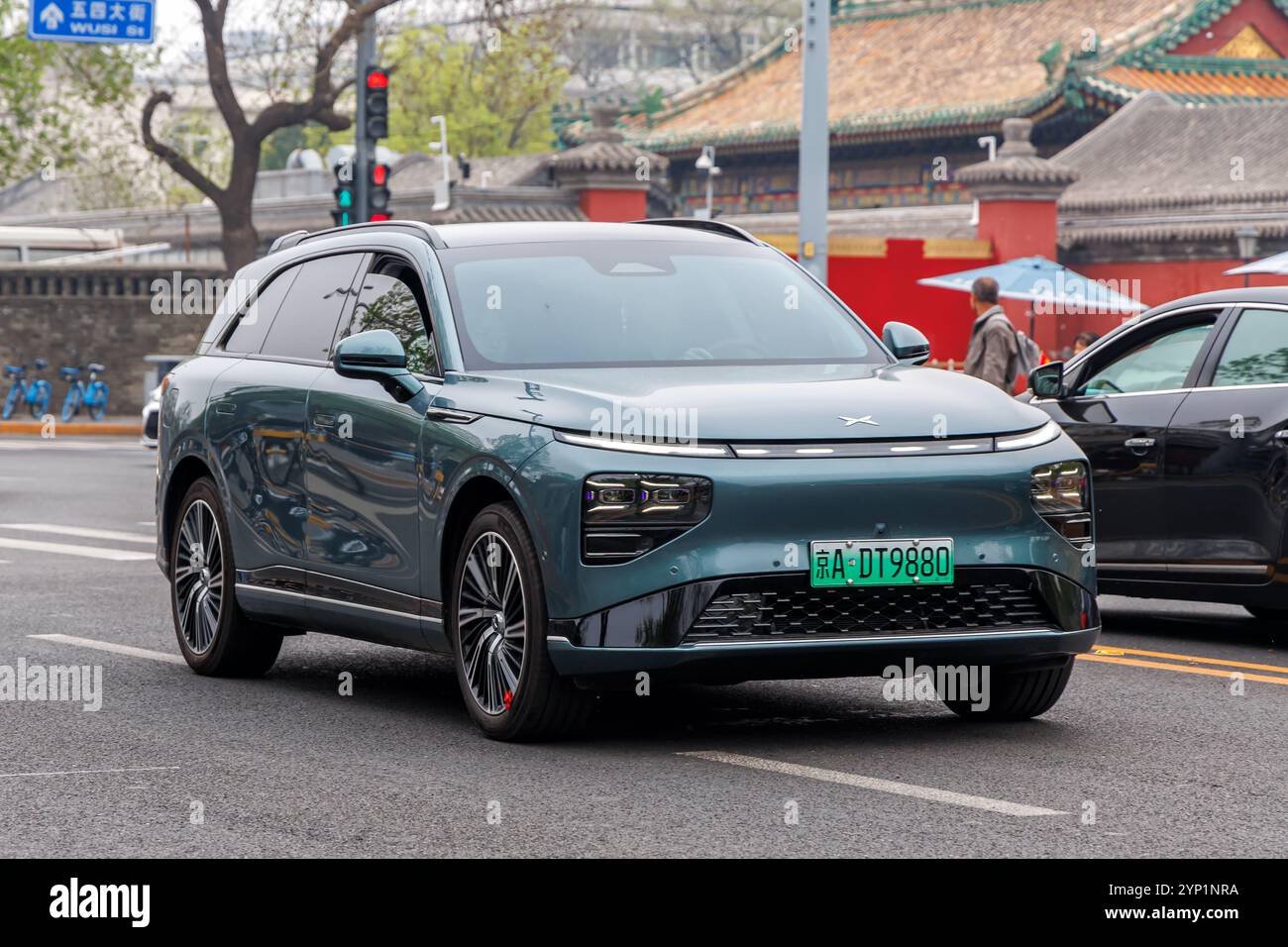 Pechino, Cina - 13 aprile 2024: Auto elettrica del marchio cinese XPeng modello X9 veicolo a batteria mobile a Pechino, Cina. Foto Stock
