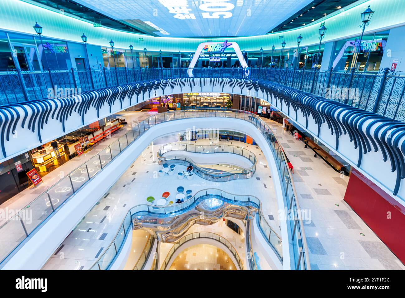 Shenzhen, Cina - 4 aprile 2024: Centro commerciale Shenzhen Longgang Wanda Plaza a Shenzhen, Cina. Foto Stock