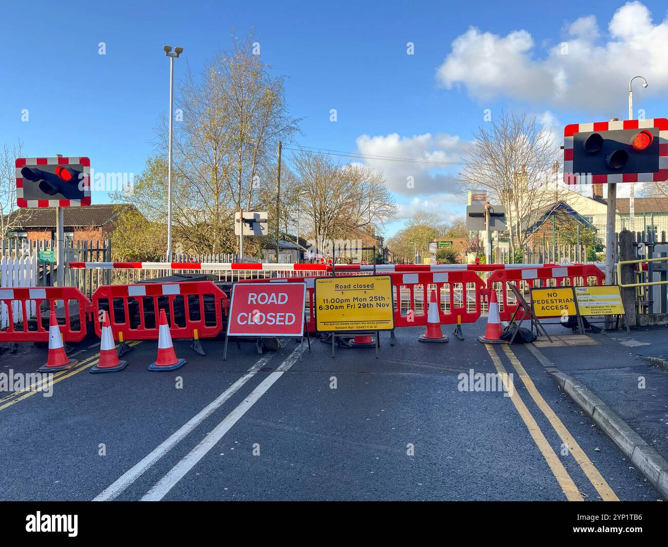 Strada chiusa fuori dalla stazione ferroviaria di Maghull - Immagine stock catturata con smartphone