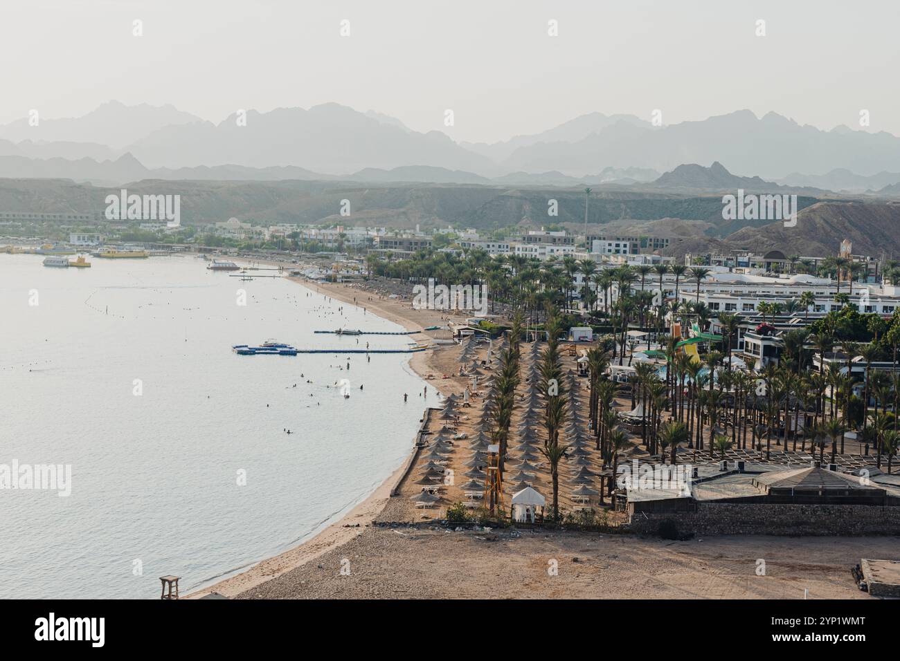 Panorama di una vista sulle spiagge e sulla città vecchia dall'alto. Egitto. Sharm el-Sheikh. Foto Stock