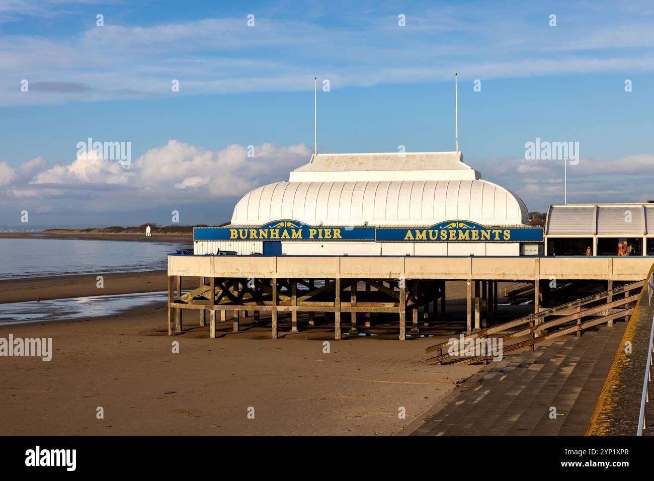 Vista generale del molo di Burnham, sulla spiaggia di Burnham-on-Sea, Somerset, Regno Unito, bagnata dal morbido sole invernale. Foto Stock