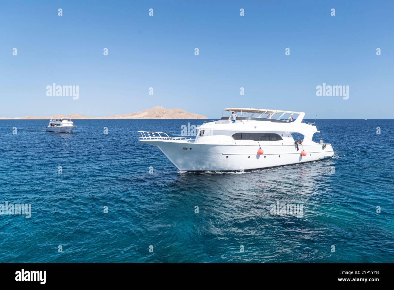 yacht in alto mare. piacere, escursione in yacht nel mare rosso non lontano dal resort di sharm el sheikh. yacht bianco sullo sfondo del dar Foto Stock