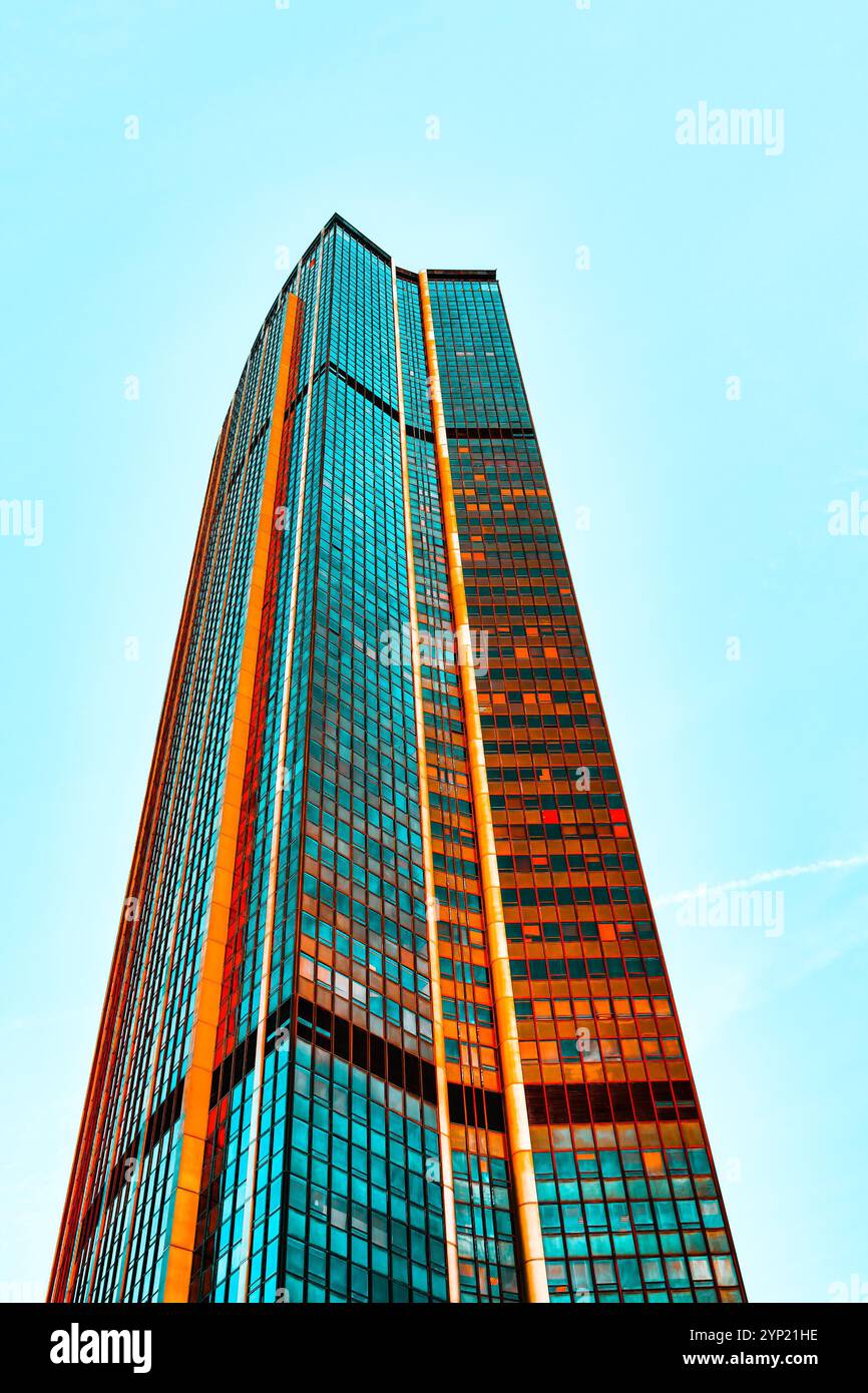 Torre Montparnasse a Parigi. Grattacielo moderno con una facciata in vetro. L'edificio ha un design elegante e angolare con più sezioni verticali, ogni cov Foto Stock