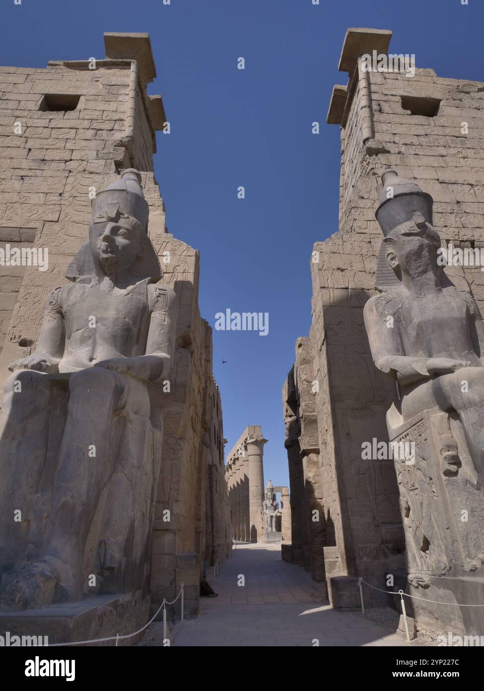 Statue di Ramses II, Tempio di Amon, Luxor, Egitto Foto Stock