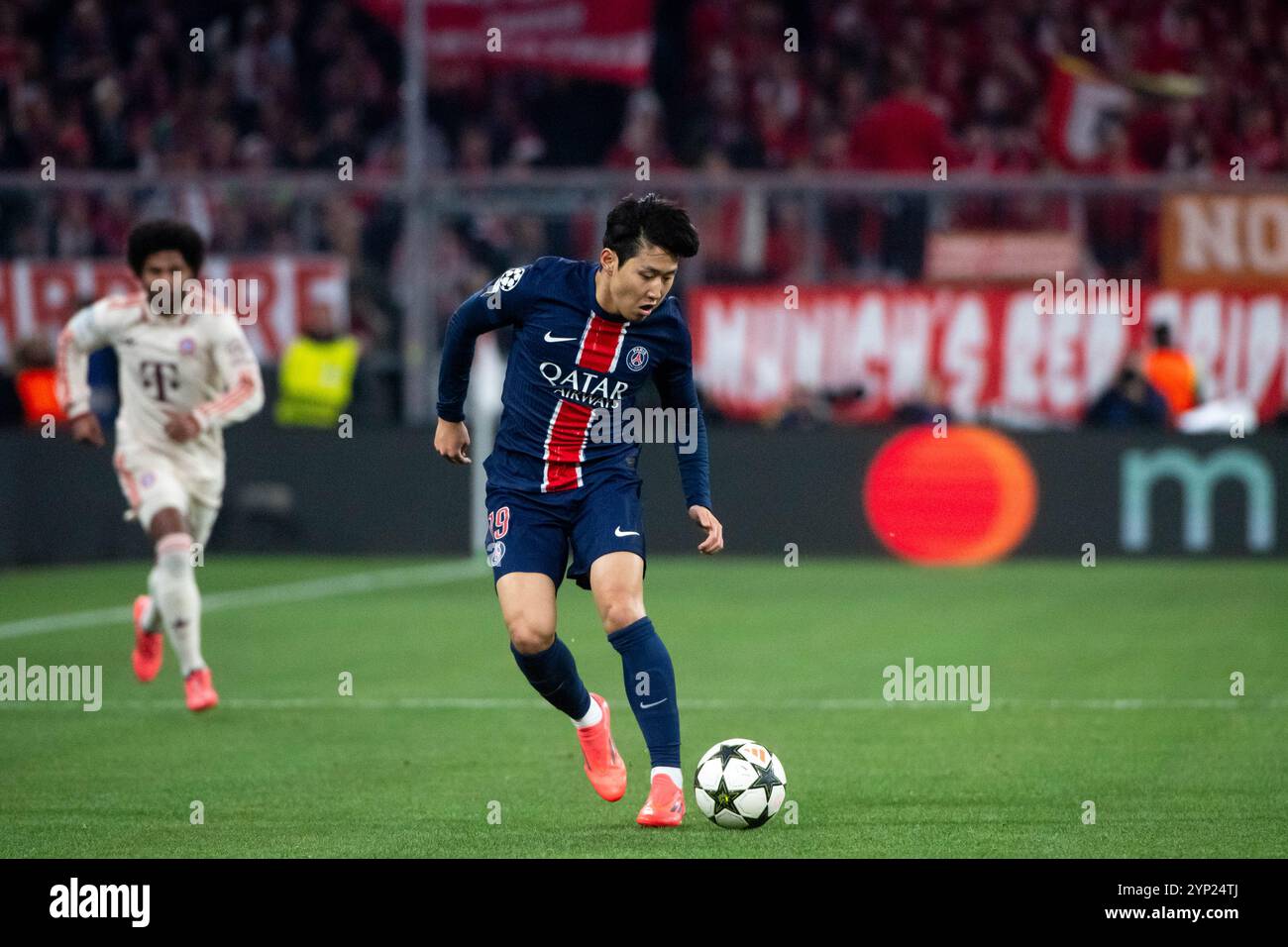 Kang-in Lee (Paris Saint Germain, #19) AM Ball, GER, FC Bayern Muenchen (FCB) vs Paris Saint Germain (PSG), Fussball, UEFA Champions League, 5. Spieltag, Spielzeit 2024/2025, 26.11.2024 foto: Eibner-Pressefoto/Michael Memmler Foto Stock