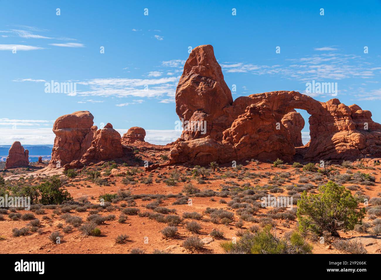 Turret Arch, Arches National Park, Utah. Luce del giorno, cielo blu, inizio inverno. Foto Stock