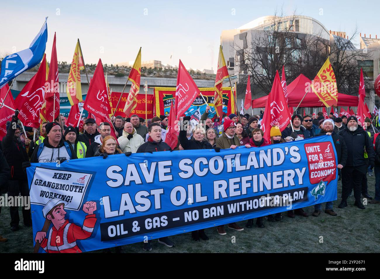 Edimburgo Scozia, Regno Unito 28 novembre 2024. Unite i lavoratori marciano e si radunano al Parlamento scozzese per protestare contro i piani di chiusura della raffineria di Grangemouth. credito sst/alamy notizie in diretta Foto Stock