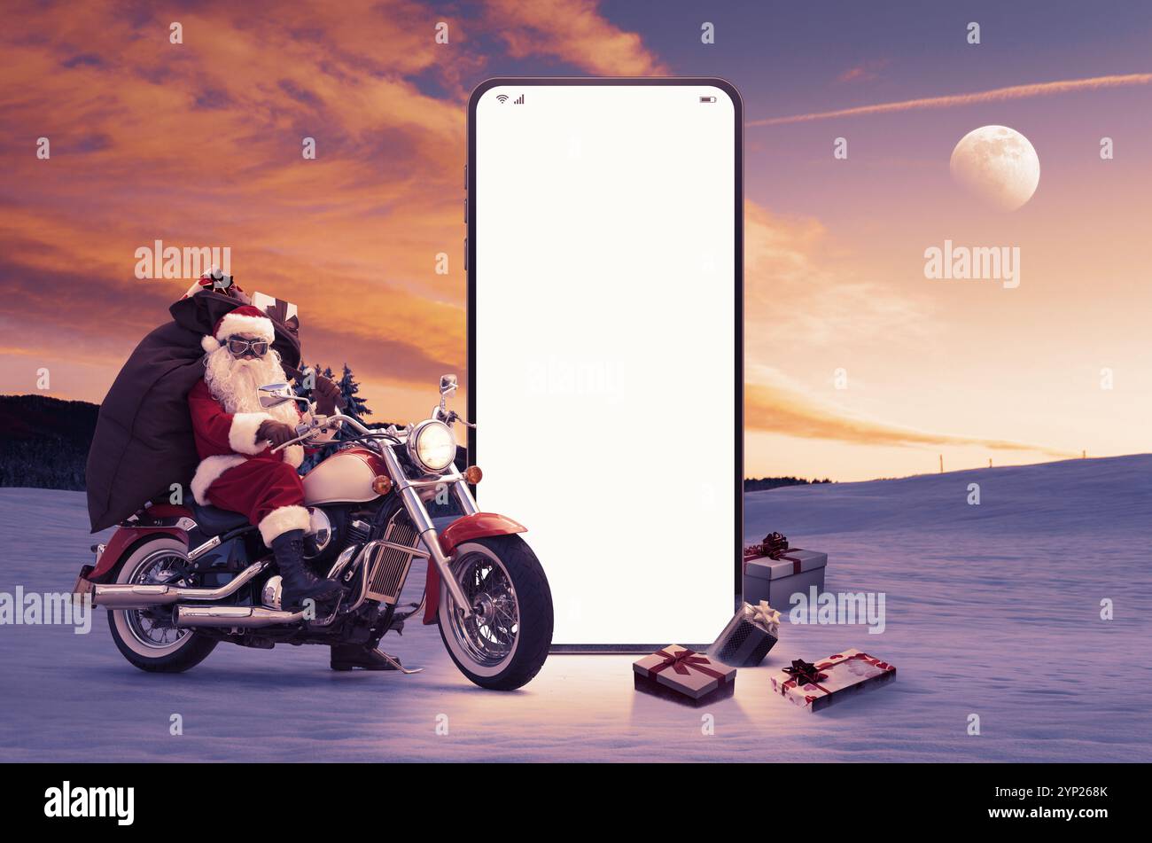 Motociclista non convenzionale Babbo Natale e grande smartphone con schermo vuoto, Natale e tecnologia Foto Stock