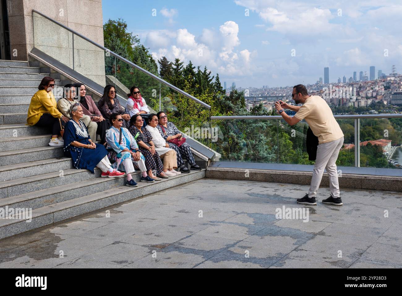 Turisti dell'Asia meridionale in posa per una foto di gruppo a Pierre Loti Hill (Pierre Loti Tepesi), Istanbul, Turchia Foto Stock