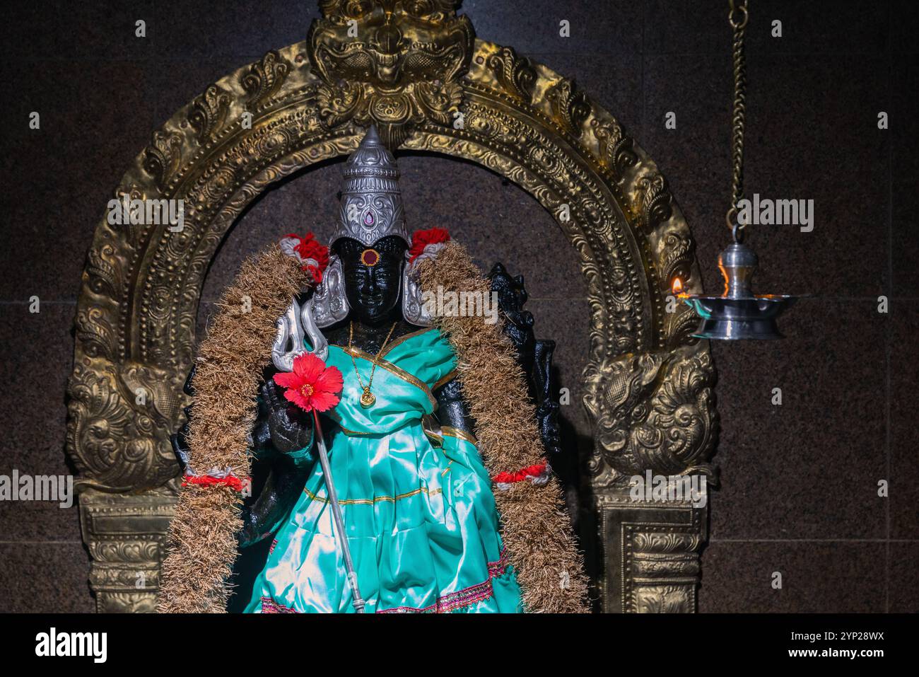 Arul Mihu Navasakthi Vinayagar Temple interni scuri con statua religiosa, Victoria, Seychelles. Il Tempio di Vinayagar è una piccola replica della temp indù Foto Stock