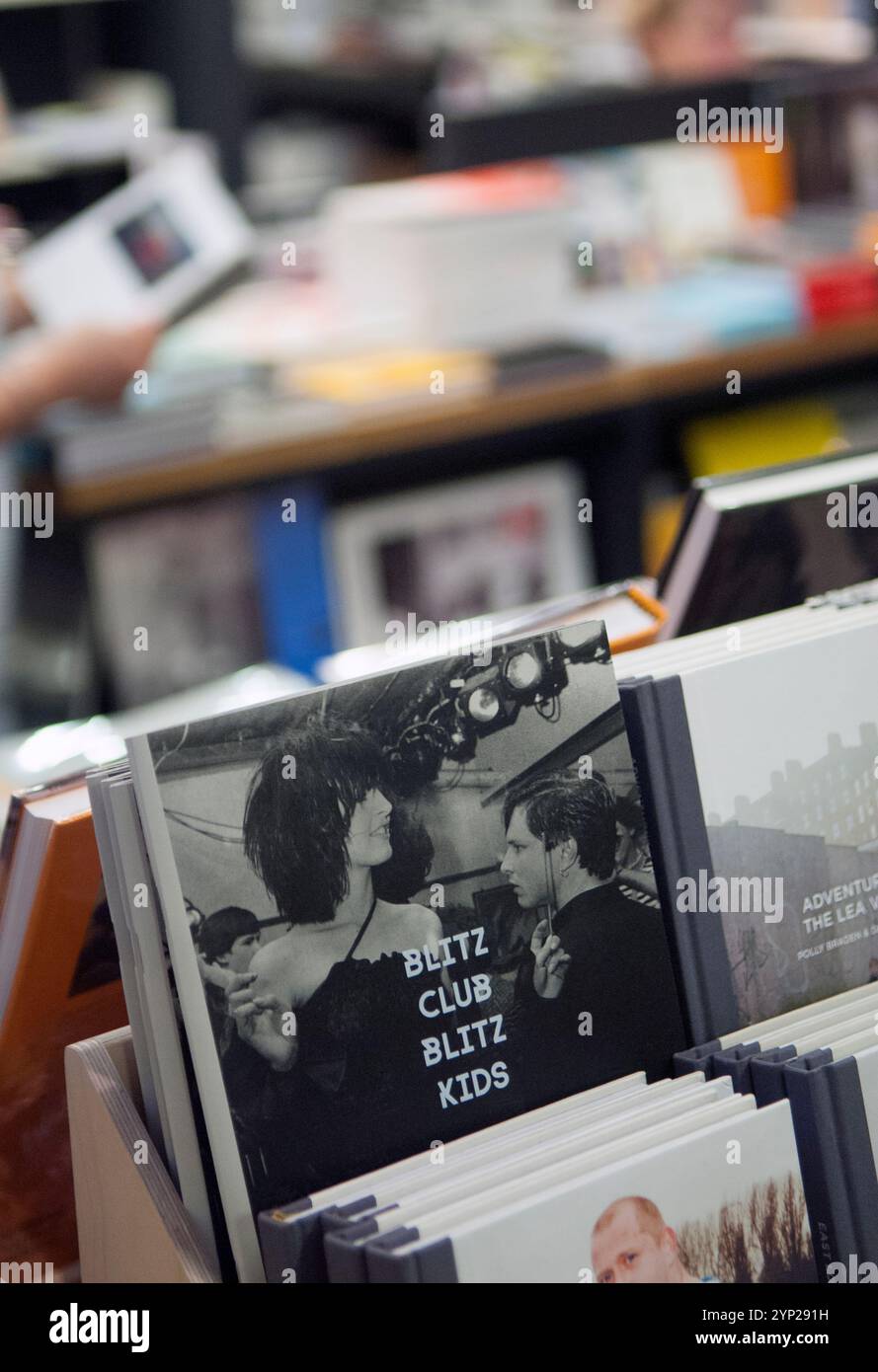 Libro Blitz Club Blitz Kids una fotozine pubblicata da Poursuite Editions in Francia. Negozi di libri di Londra alla Photographers Gallery anni '2017 2010 UK HOMER SYKES Foto Stock