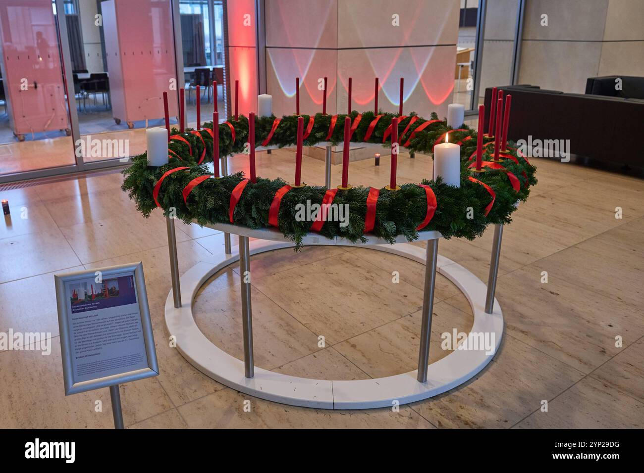 Diakonie-Praesident Schuch ueberreichte am Donnerstag, 28. Novembre 2024, Bundestagsvizepraesidentin Goering-Eckardt Buendnis 90/Die Gruenen im Bundestag den traditionellen Wichern-Adventskranz foto vom 28.11.2024: eine Kerze brennt am Kranz. Der Wichern-Adventskranz wird dem Bundestag seit 16 Jahren ueberreicht. Er geht auf den Begruender der Diakonie, Johann Hinrich Wichern, zurueck. Wichern Hatte den ersten Kranz Dieser Art 1839 im Andachtsraum des Rauhen Hauses ad Amburgo aufgehaengt, einer von ihm gegruendeten Einrichtung fuer elternlose und vernachlaessigte Kinder aus den Hamburger Elend Foto Stock