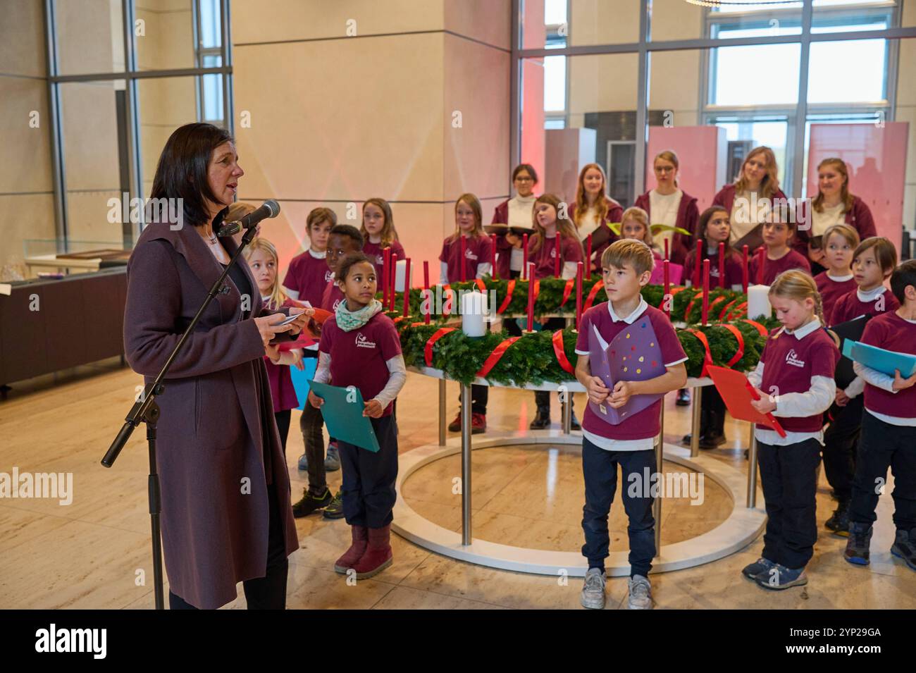 Diakonie-Praesident Schuch Hat Bundestagsvizepraesidentin Katrin Goering-Eckardt Buendnis 90/Die Gruenen, l. im Bundestag stellvertretend fuer alle Abgeordneten und Mitarbeitenden den traditionellen Wichern-Adventskranz fuer das Parlament ueberreicht. Der Jugendchor des Evangelischen Johannesstifts sang zu der Uebergabe Weihnachtslieder foto vom 28.11.2024. Der Wichern-Adventskranz wird dem Bundestag seit 16 Jahren ueberreicht. Er geht auf den Begruender der Diakonie, Johann Hinrich Wichern, zurueck. Wichern Hatte den ersten Kranz Dieser Art 1839 im Andachtsraum des Rauhen Hauses ad Amburgo au Foto Stock