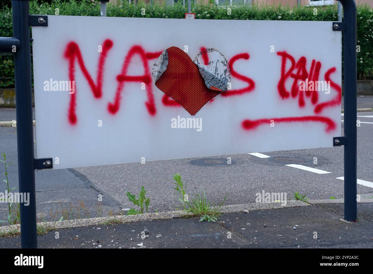 NO AFD - NAZIS RAUS - politische Botschaft von offensichtlich links denkenden Aktivisten auf Verkehrsschildern am Straßenrand - Rechtsradikalismus stoppen - Nazis stoppen - Neonazis stoppen - gegen Rechts - Nie wieder Faschismus - Nazis nein danke - Aufstehen gegen Rechts - Eisenach, Deutschland, Germania 02.06.2024 - Engagierte Menschen wollen mit ihrer Wandbotschaft ein politisches Zeichen gegen rechte Tendenzen setzen. Die politische Partei AfD alternative für Deutschland Hat vor allem im Osten aktuell einen besonders großen Zulauf. Menschen aus der politischen Mitte und dem linke Foto Stock