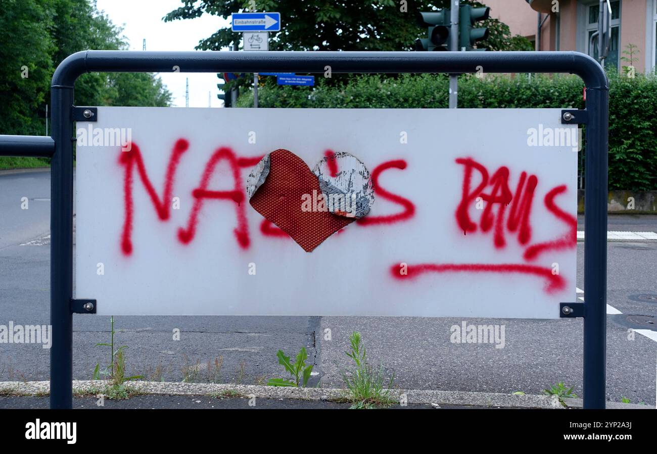 NO AFD - NAZIS RAUS - politische Botschaft von offensichtlich links denkenden Aktivisten auf Verkehrsschildern am Straßenrand - Rechtsradikalismus stoppen - Nazis stoppen - Neonazis stoppen - gegen Rechts - Nie wieder Faschismus - Nazis nein danke - Aufstehen gegen Rechts - Eisenach, Deutschland, Germania 02.06.2024 - Engagierte Menschen wollen mit ihrer Wandbotschaft ein politisches Zeichen gegen rechte Tendenzen setzen. Die politische Partei AfD alternative für Deutschland Hat vor allem im Osten aktuell einen besonders großen Zulauf. Menschen aus der politischen Mitte und dem linke Foto Stock