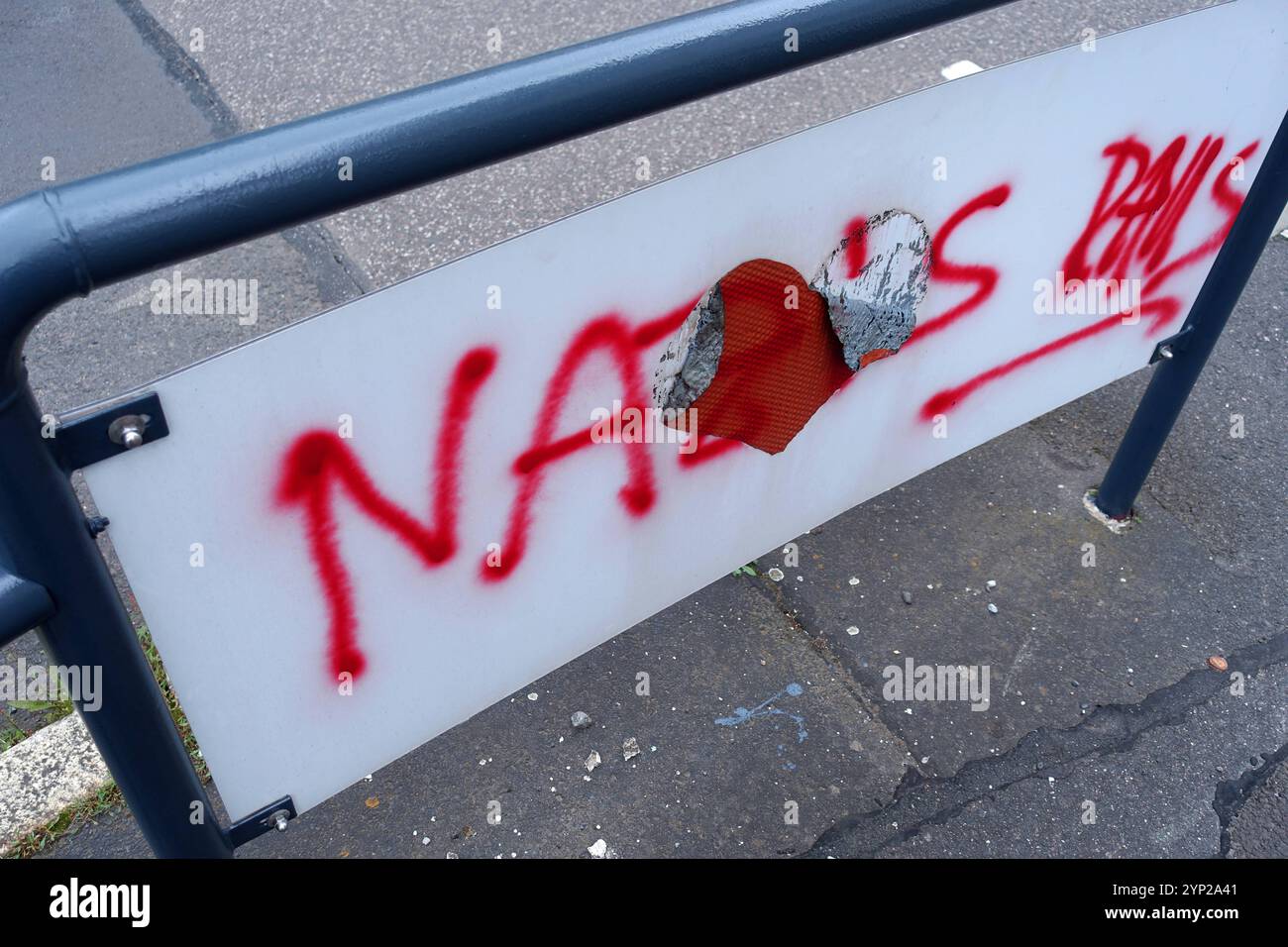 NO AFD - NAZIS RAUS - politische Botschaft von offensichtlich links denkenden Aktivisten auf Verkehrsschildern am Straßenrand - Rechtsradikalismus stoppen - Nazis stoppen - Neonazis stoppen - gegen Rechts - Nie wieder Faschismus - Nazis nein danke - Aufstehen gegen Rechts - Eisenach, Deutschland, Germania 02.06.2024 - Engagierte Menschen wollen mit ihrer Wandbotschaft ein politisches Zeichen gegen rechte Tendenzen setzen. Die politische Partei AfD alternative für Deutschland Hat vor allem im Osten aktuell einen besonders großen Zulauf. Menschen aus der politischen Mitte und dem linke Foto Stock