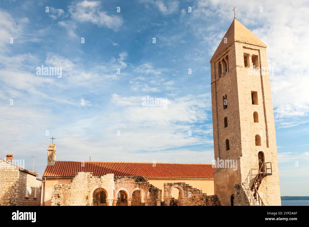 Campanile di San Cristoforo e rovine romane nella storica città di Rab sul mare Adriatico, Croazia Foto Stock