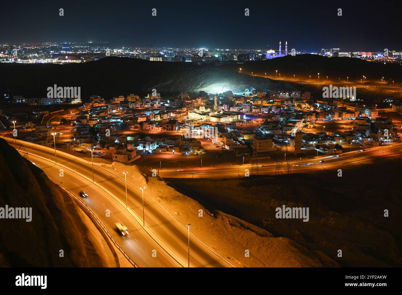 Vista panoramica notturna di Mascate in Oman Foto Stock