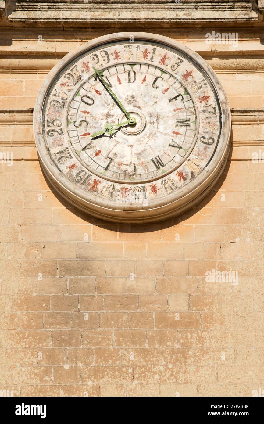 Orologio calendario unico sulla facciata della cattedrale di San Paolo nella storica Mdina, Malta Foto Stock