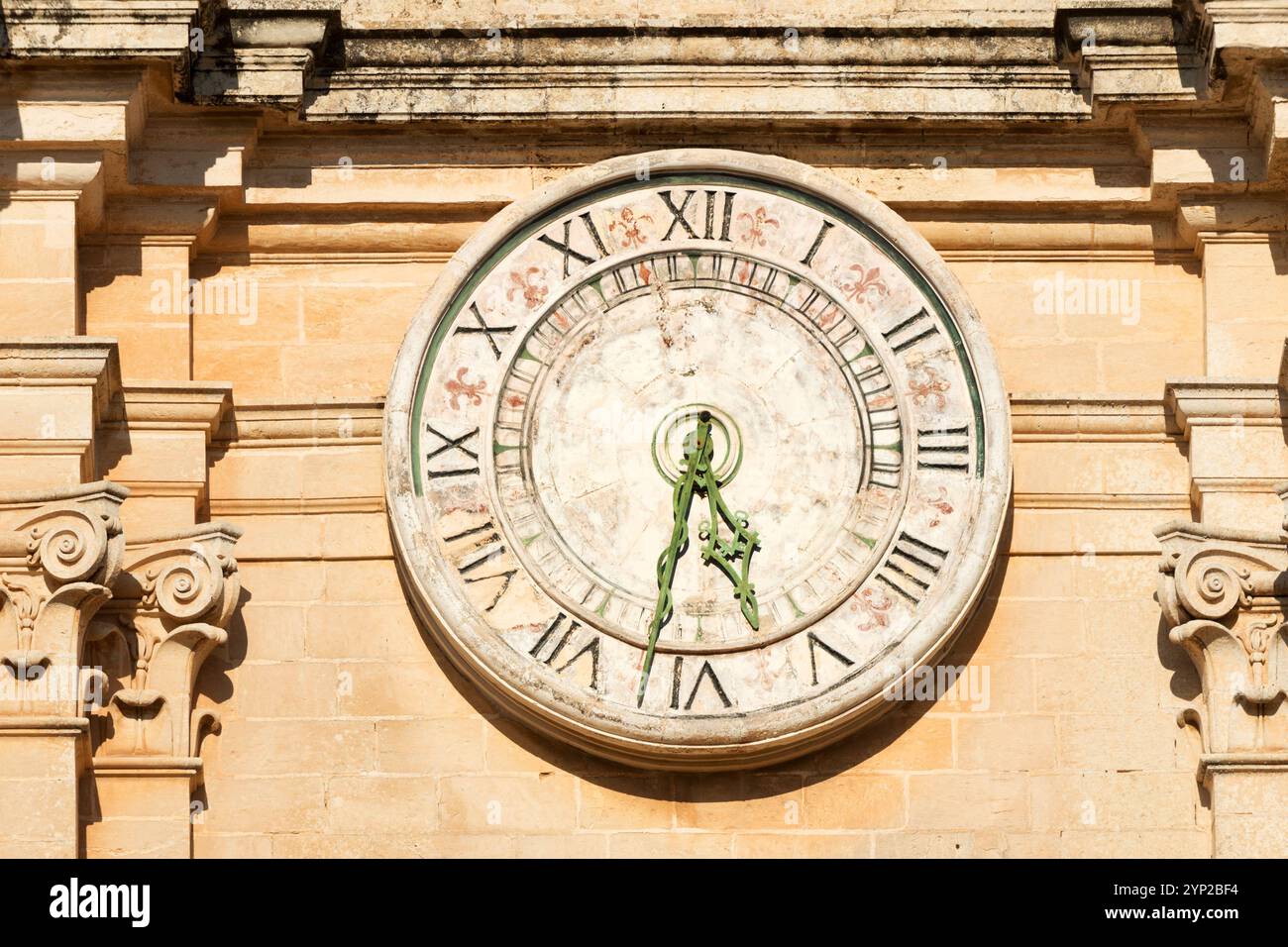 Orologio antico fatiscente sulla cattedrale di San Paolo nella storica Mdina, Malta Foto Stock