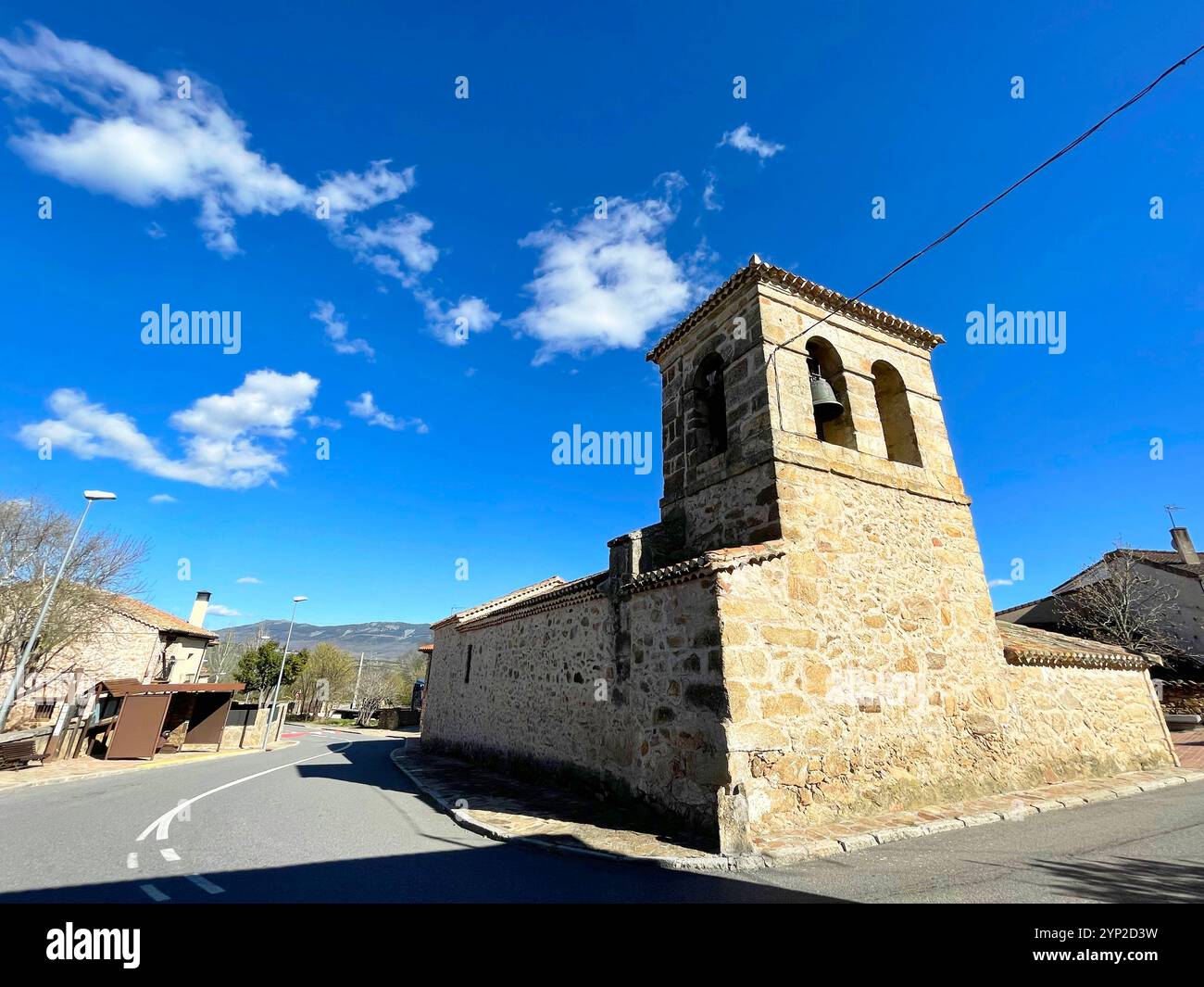 Chiesa e strada. Piñuecar, provincia di Madrid, Spagna. Foto Stock